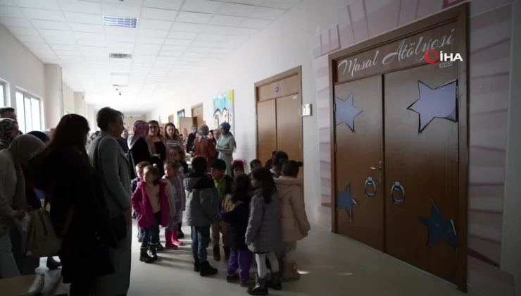 Erzincan Üniversitesi öğrencileri anaokulu öğrencilerine masal anlatıyor